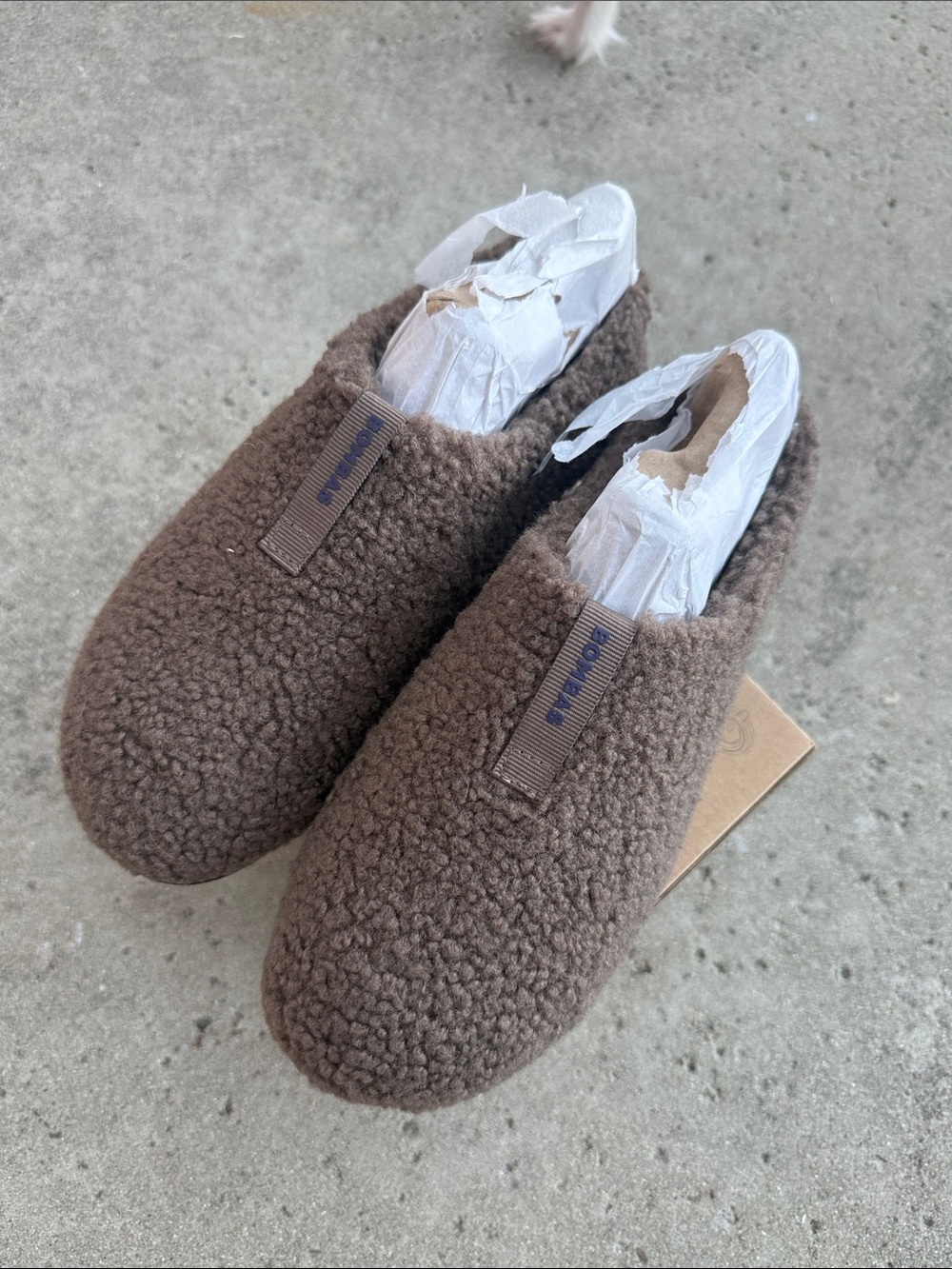 Bombas Cozy Brown Sherpa Slip-On Clogs